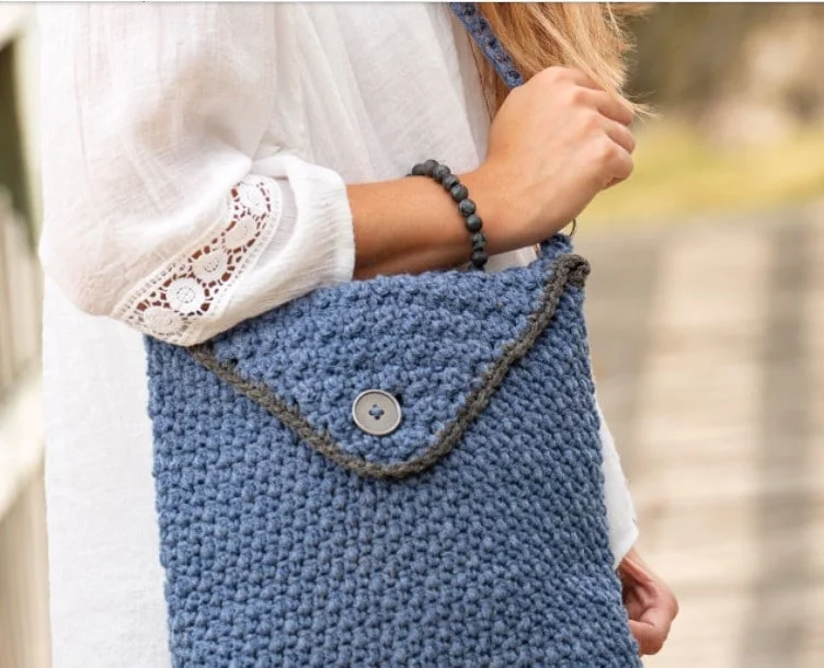 Annies hook and needle kit club tote