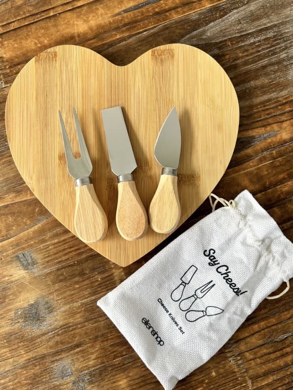 ELLEN SHOP Heart Cheese Board and Cheese Knives